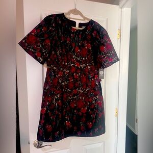 Vince Camuto Black and Red Midi Dress with Elegant Silhouette